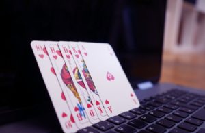 Le poker en ligne séduit de plus en plus d’adeptes