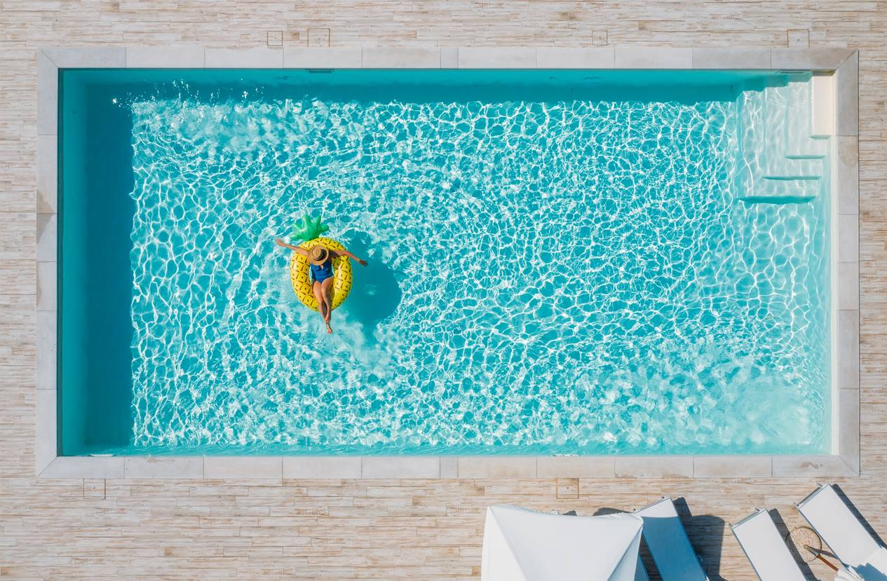 Plage de piscine en carrelage